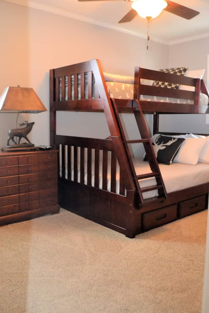 Двуетажна стая на последния етаж. Двойна стая с 2 отделни легла над пълен