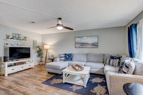 North End Retreat: Pool, Tennis, Walk to Beach