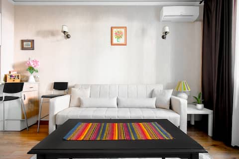 Cozy Stay: AC, Full Kitchen & Comfy Bed w/ Dark C