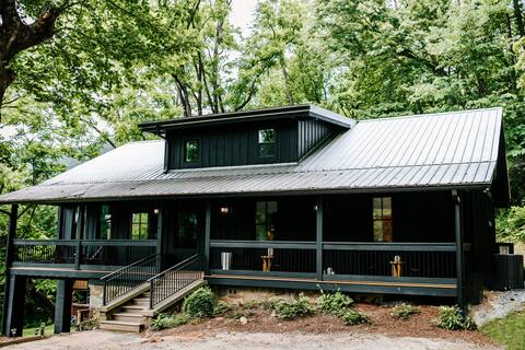 One of a Kind Lodge Walk to Downtown Pool Hot Tub