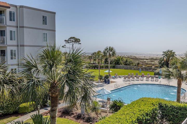 Spacious Oceanfront Condominium On St Simons! - Georgia