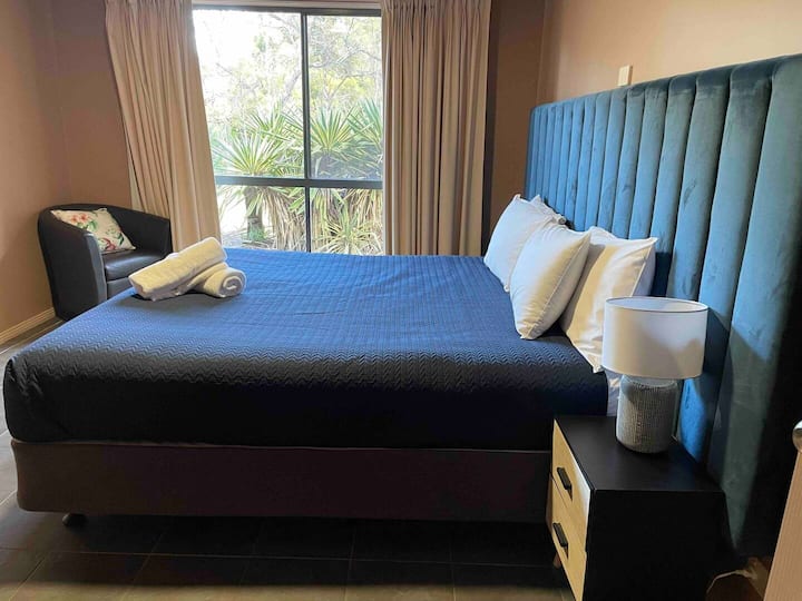 חדר שינה 4 עם נוף לחניון הקדמי. מיטת קינג סייז עם סוויטה מלאה וארון אחסון