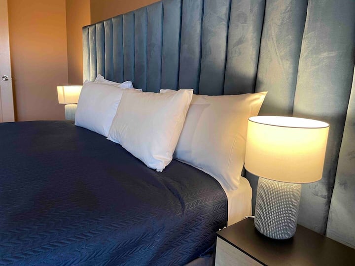 בחדר שינה 5 יש מיטת קווין סייז וסוויטה משלו.