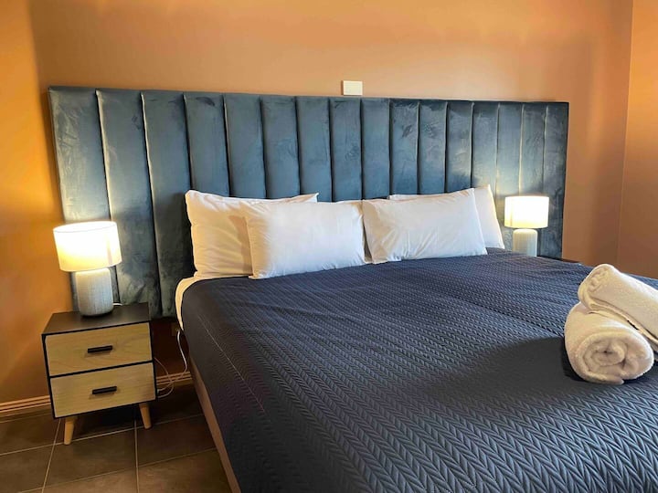 חדר שינה 6 יכול להיות מוכן כמיטת קינג סייז גדולה או לפצל לשתי מיטות יחיד קינג סייז. החדר הזה מוגדר כחדר ידידותי לכיסא גלגלים.