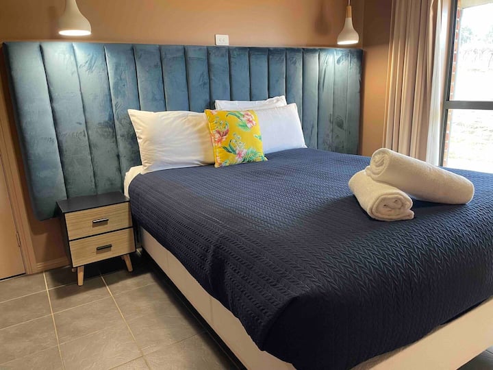 חדר שינה 3 כל חדר שינה מושלם לשני אורחים שרוצים מרחב פרטי משלהם. מיטת קווין סייז וארון אחסון עם מקום אירוח פרטי משלכם