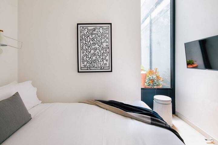 Huge Oxford Street 3BR – Netflix & Nespresso gallery image 5