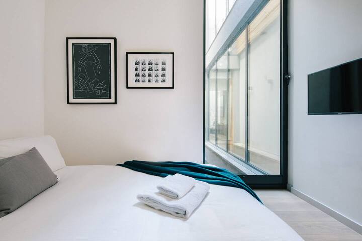 Huge Oxford Street 3BR – Netflix & Nespresso gallery image 4