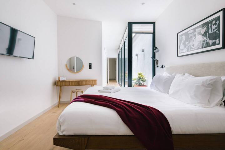 Huge Oxford Street 3BR – Netflix & Nespresso gallery image 3