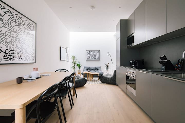 Huge Oxford Street 3BR – Netflix & Nespresso