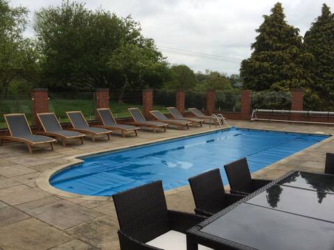 Cottage Farm - farmhouse with pool and hot tub.