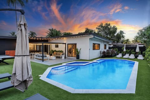 Lush Luxurious Villa 4/3 with Pool/Jacuzzi