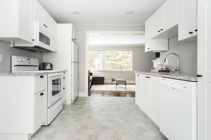 South Wpg Wildwood Park+ Entire 2br 1.5bath (52) - Winnipeg