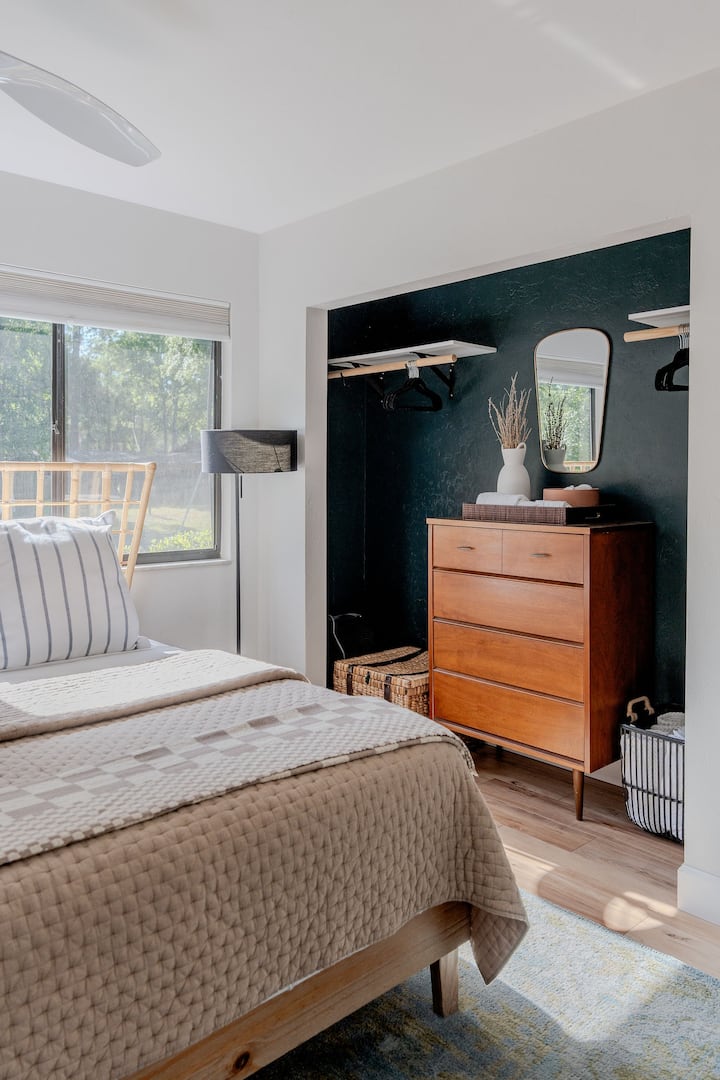 Chumba cha kulala cha kifahari cha wageni kilicho na bafu na eneo mahususi la kazi lenye ufikiaji rahisi wa hifadhi! Mwangaza wa taa uliowekwa kwenye safu hufanya hata jioni zako kuwa tulivu na za kupumzika!