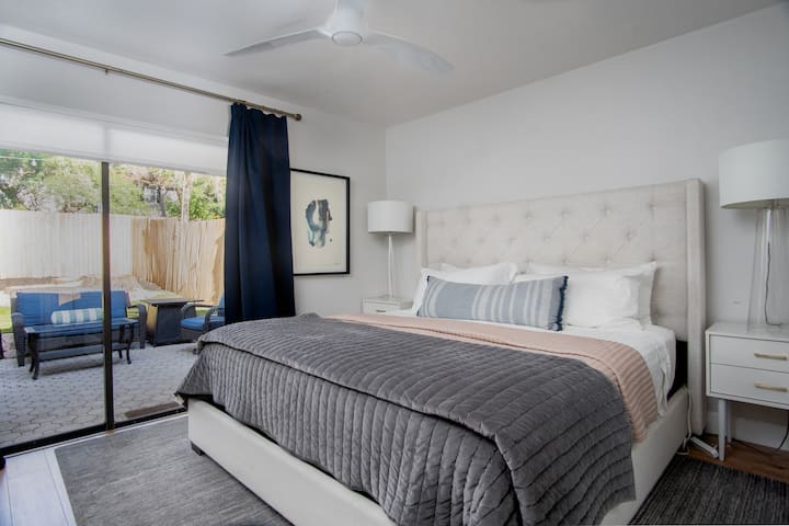 Chumba cha kulala cha Msingi cha King kilicho na mashuka meupe laini na mito mingi yenye starehe! Mwangaza uliowekwa kwenye safu wakati wote kwa ajili ya starehe yako jioni. Mchana, kuna kivuli chepesi cha kuchuja na mapazia ya giza ya chumba kwa ajili ya usingizi wako wa kupumzika!