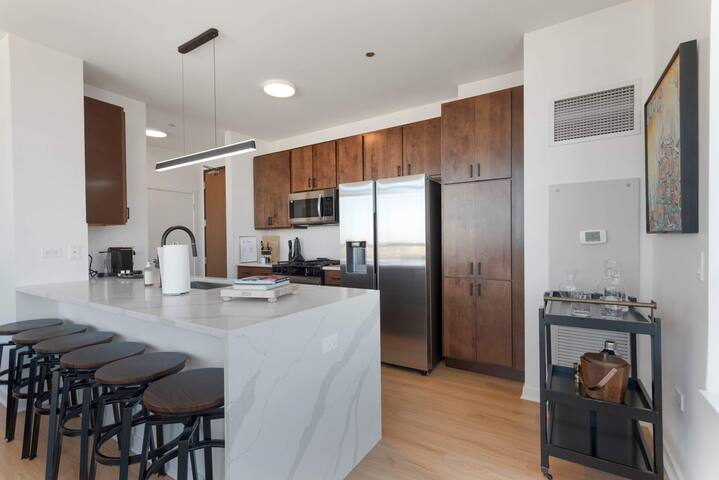 33rd-Floor Penthouse with Breathtaking Views gallery image 2