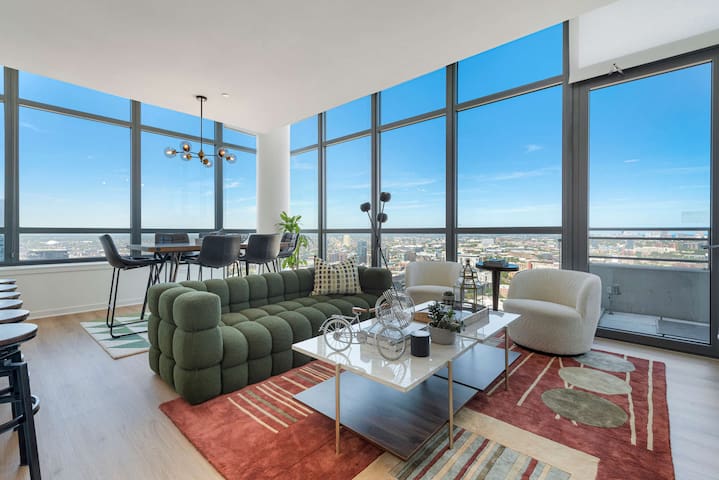 33rd-Floor Penthouse with Breathtaking Views