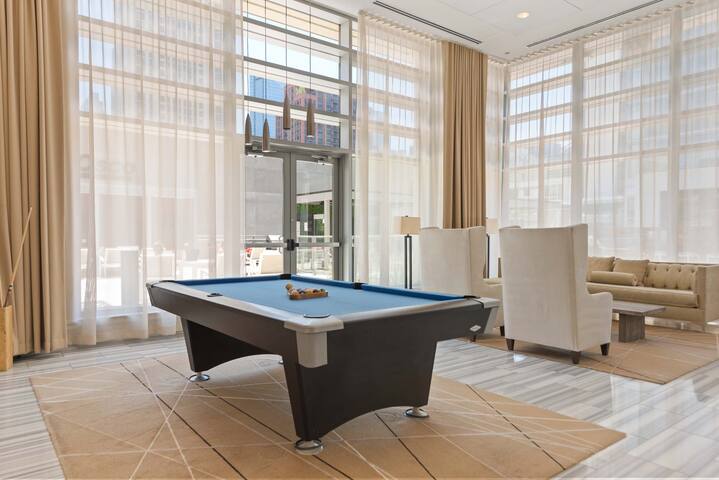 33rd-Floor Penthouse with Breathtaking Views gallery image 5