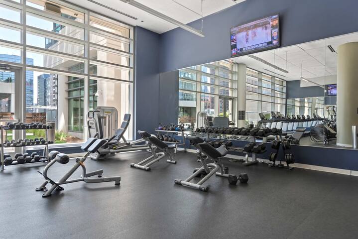 33rd-Floor Penthouse with Breathtaking Views gallery image 4