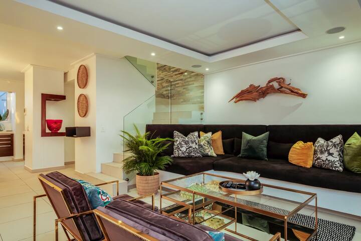 Stylish Holiday Apartment w Private Pool and 180 V gallery image 5