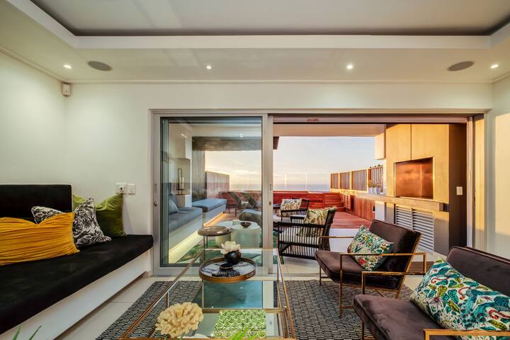 Stylish Holiday Apartment w Private Pool and 180 V gallery image 4