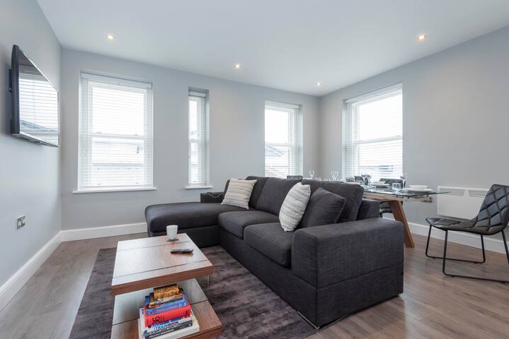 Large 2 Bedroom Serviced Apartment Bolton Town Cen