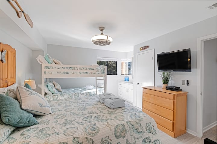 Retraite polyvalente dans la troisième chambre : lit Queen Size pour des nuits détendues, lits superposés pour les enfants (4 personnes au total), linge de maison doux, rangement spacieux et salle de bain privée, parfait pour les séjours en groupe!