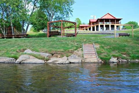 New River Retreat Lodge-Riverfront Luxury |6Suites