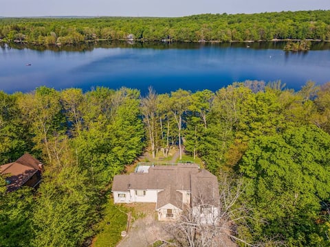 Lakefront Mansion w/ Hottub, Firepit, Ping Pong!