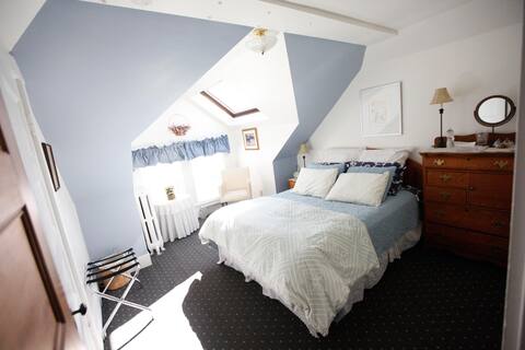 A Village Bed and Breakfast - Queen Suite