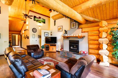 Riverside Log Cabin: On-Site Aurora Viewing!