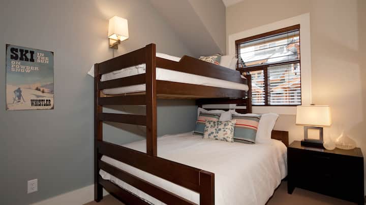 – Spálňa 3 – trojlôžková poschodová posteľ ponúkajúca inteligentný priestor na spanie pre rodiny  
– Svetlý dekor a pohodlná posteľná bielizeň vytvárajú príjemné miesto pre deti a skupiny.  
– Praktické usporiadanie podporuje ľahký odpočinok a flexibilné pohodlie pre každého hosťa  