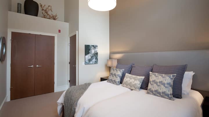 – Spálňa 2 – manželská posteľ s možnosťou rozdelenia na dve samostatné postele  
– Jemný dekor a teplé osvetlenie vytvárajú relaxačný priestor pre skupiny a rodiny  
– Prispôsobiteľné usporiadanie zabezpečuje pokojné noci a pohodlie pre potreby každého hosťa 