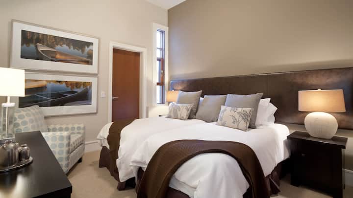 – Spálňa 4 – manželská posteľ King Split usporiadaná ako jedna manželská posteľ alebo dve samostatné postele, čo poskytuje flexibilitu  
– Jemný dekor a teplé osvetlenie vytvárajú relaxačný priestor pre skupiny a rodiny  
– Prispôsobiteľné usporiadanie zabezpečuje pokojné noci a pohodlie pre potreby každého hosťa  