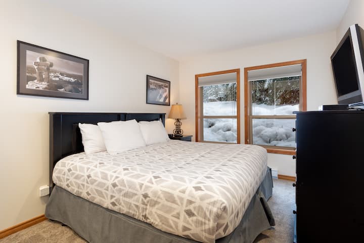 - Dormitorio luminoso con ropa de cama suave y vistas tranquilas al bosque desde grandes ventanales  
- Un refugio tranquilo diseñado para noches de descanso después de aventuras en la montaña  
- Cuenta con una decoración moderna y detalles acogedores para una estancia alpina acogedora  