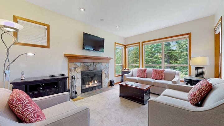 Mountain Townhouse W/ Hot Tub & Balcony - Whistler