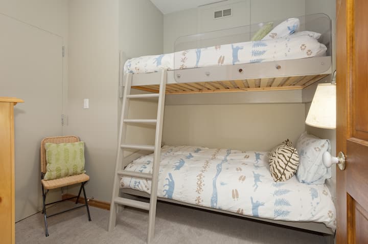 Spavaća soba 2 – udobna soba s krevetima na kat u Whistleru, savršena za obitelji ili djecu  
– Meka posteljina i topla svjetla stvaraju razigranu planinsku atmosferu.  
– unutarnja soba bez prozora namijenjena za miran odmor
