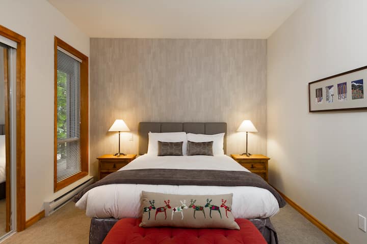 – Udobna spavaća soba u Whistleru s udobnom posteljinom i nježnim osvjetljenjem  
– Oaza mira s pogledom na šumu osmišljena za potpuno opuštanje  
– Idealan prostor za parove koji traže mir i tišinu u planinama.  