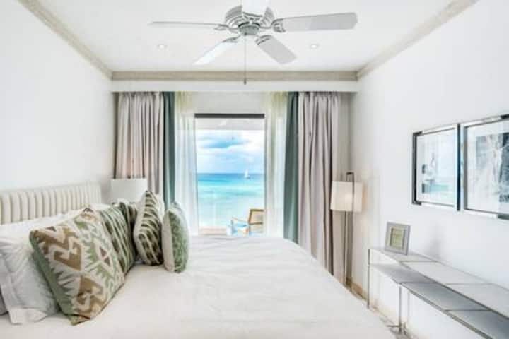 Soverom 2 med en kingsize-seng (USA), eget dusjrom, sikkerhetsskap, klimaanlegg, badekåper, hårføner og en balkong med havutsikt.