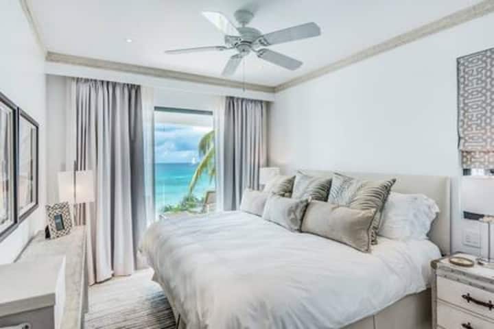 Soverom 3 med en kingsize-seng (USA), eget dusjrom, sikkerhetssafe, klimaanlegg, badekåper, hårføner og en balkong med havutsikt.