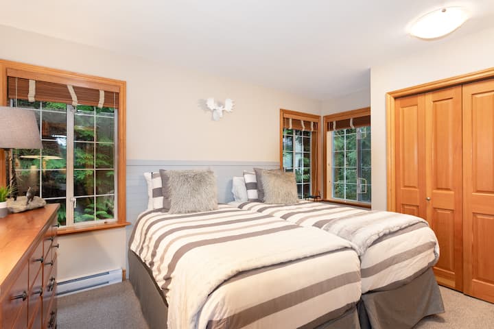 - Bilik tidur berkembar cerah dikelilingi oleh tingkap dan pemandangan hutan  
- Cadar lembut dan tona hangat mewujudkan ruang yang tenang dan selesa  
- Gabungan keselesaan dan tarikan yang sempurna untuk keluarga atau rakan-rakan  
