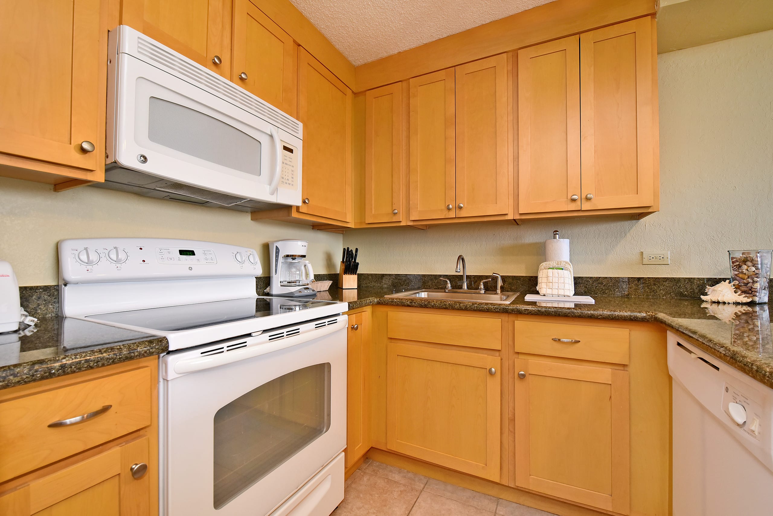 Condo in Lahaina · ★4.63 · 1 bedroom · 2 beds · 1 bath - Image 10
