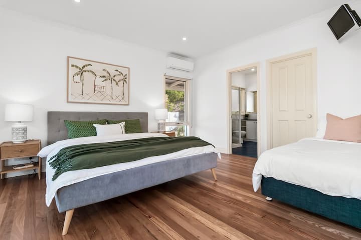 Maître avec lit King, lit simple et chambre pour un lit pliant et salle de bain attenante