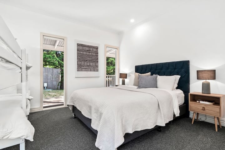 Chambre Six avec lit Queen Size, lit simple superposé bas et lit simple