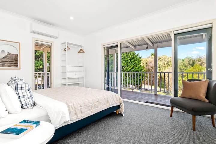 Chambre cinq avec lit King Size et salle de bain attenante