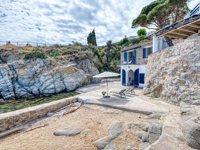 Exceptional house on the rocks in Calella.