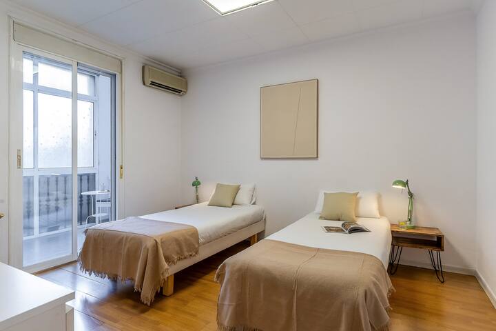 Charming 6-Bedrooms Flat / Plaza Cataluña gallery image 2