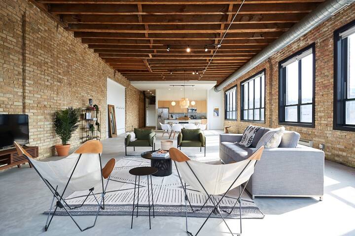 Chic Penthouse Corner 3BR Loft In Fulton Market | gallery image 2