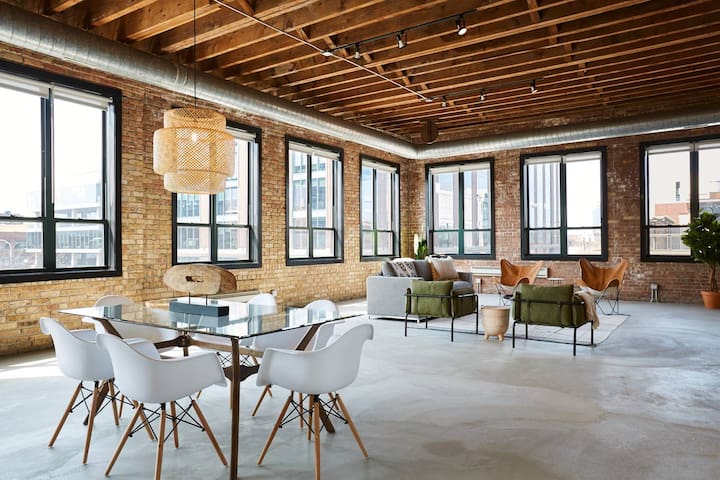 Chic Penthouse Corner 3BR Loft In Fulton Market |