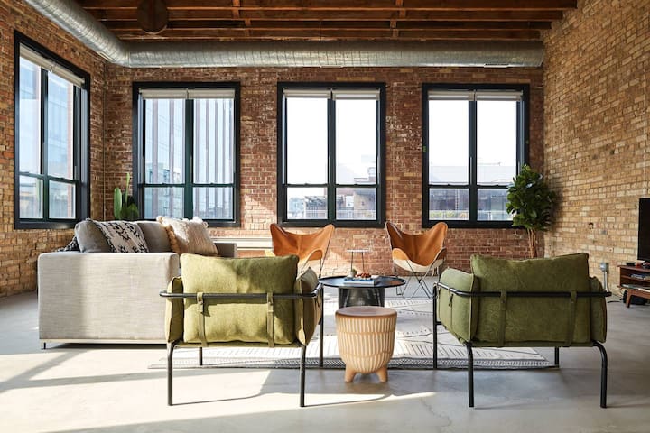 Chic Penthouse Corner 3BR Loft In Fulton Market | gallery image 4