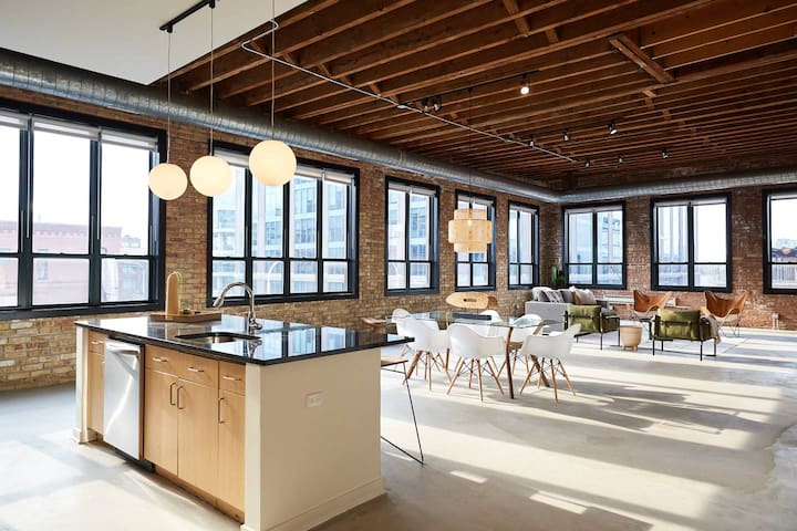 Chic Penthouse Corner 3BR Loft In Fulton Market | gallery image 3